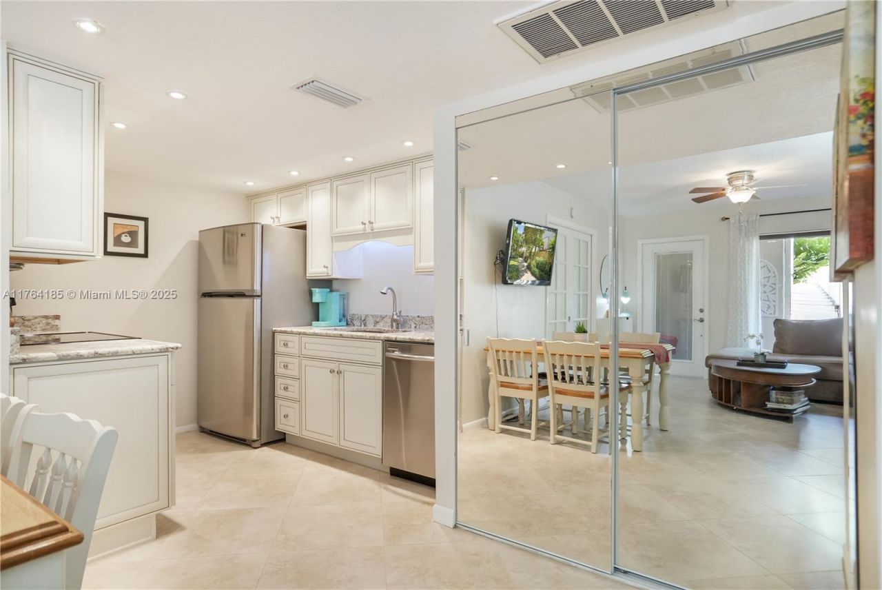 614 Executive Center Dr, Unit 102, West Palm Beach, FL 33401 Photo