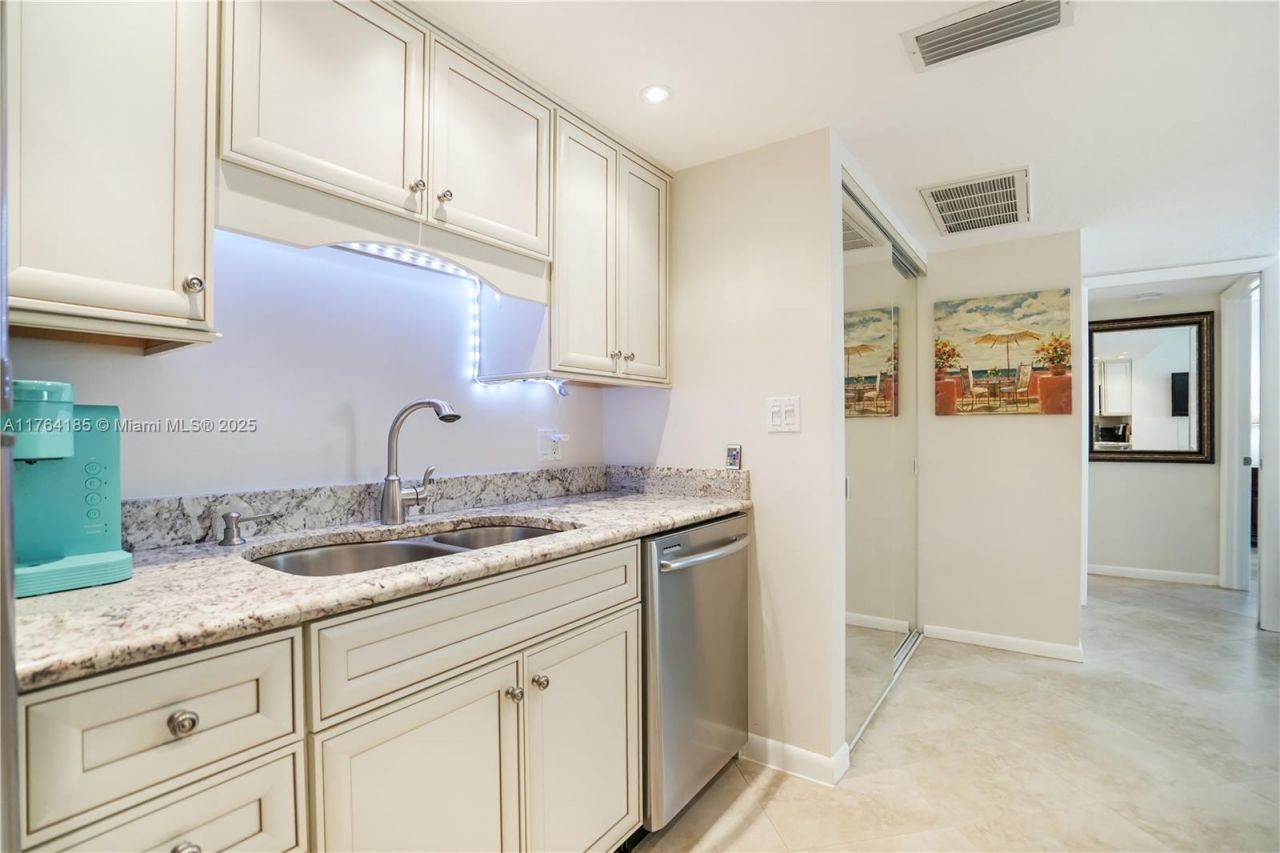 614 Executive Center Dr, Unit 102, West Palm Beach, FL 33401 Photo