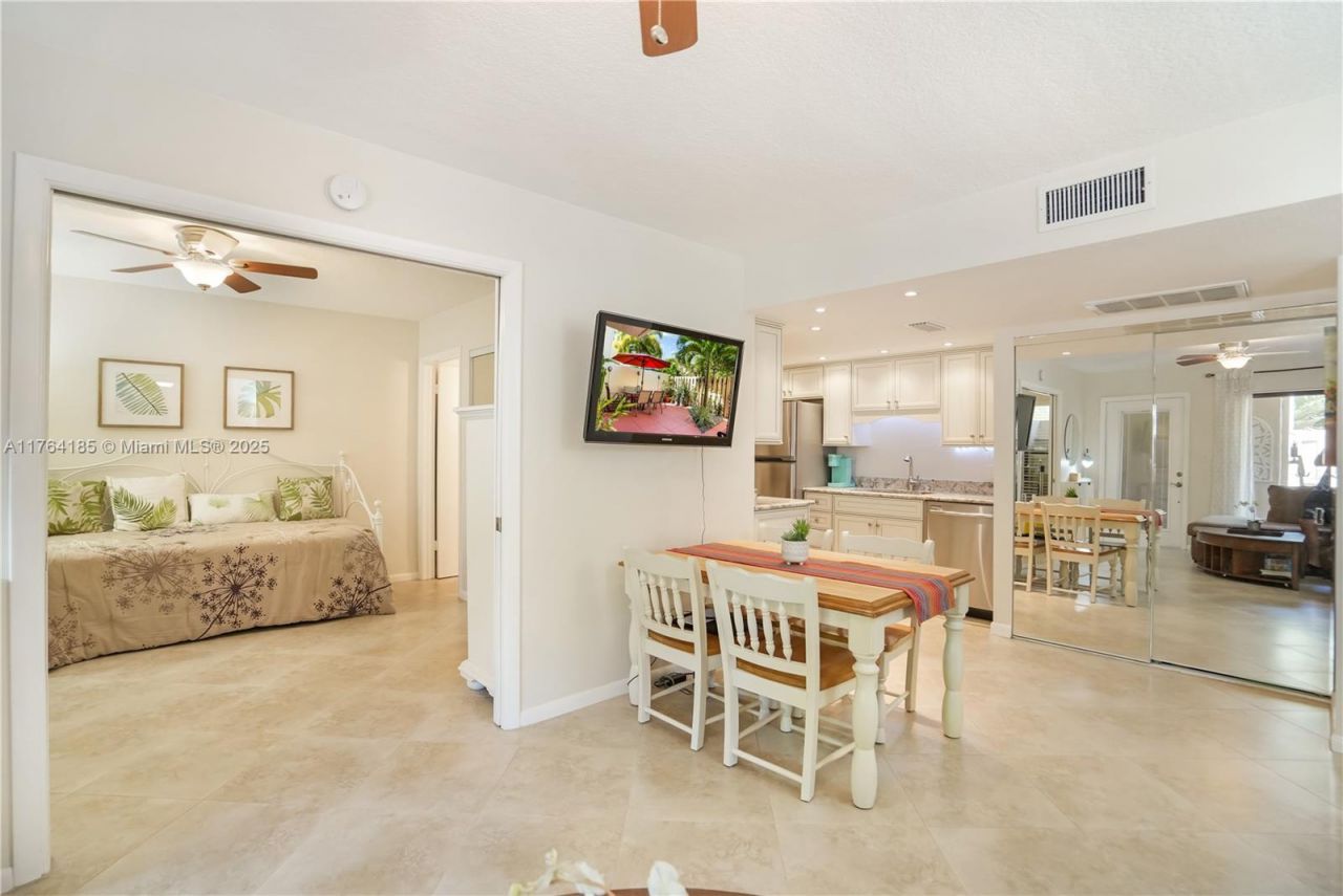 614 Executive Center Dr, Unit 102, West Palm Beach, FL 33401 Photo