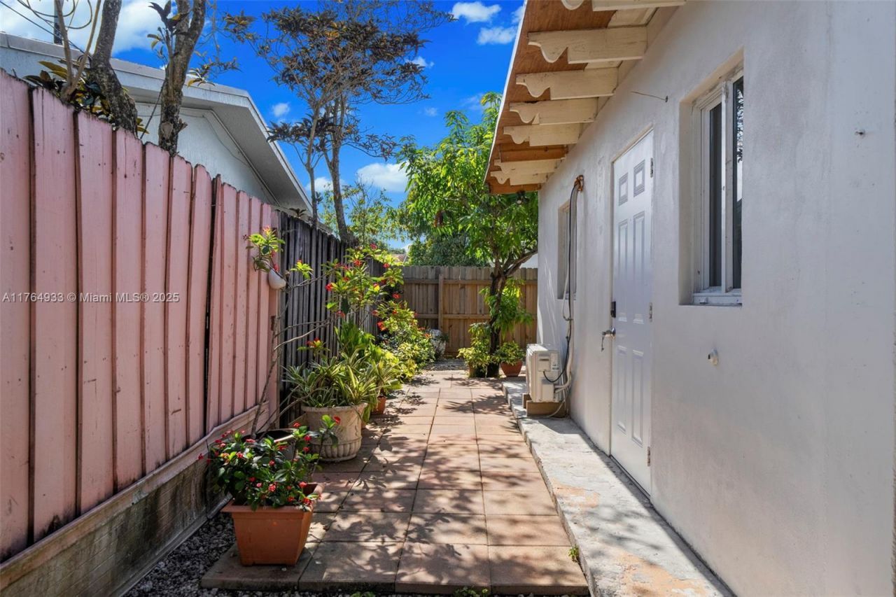 5810 SW 22nd St, Miami, FL 33155 Photo