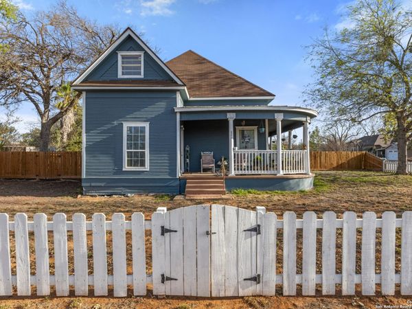 421 E Rio Grande, Pearsall, TX 78061