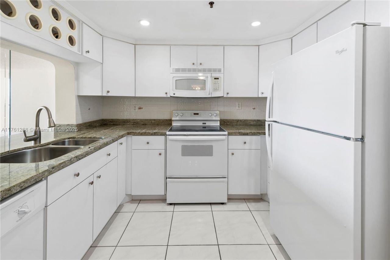 2555 Collins Ave, Unit 2104, Miami Beach, FL 33140 Photo