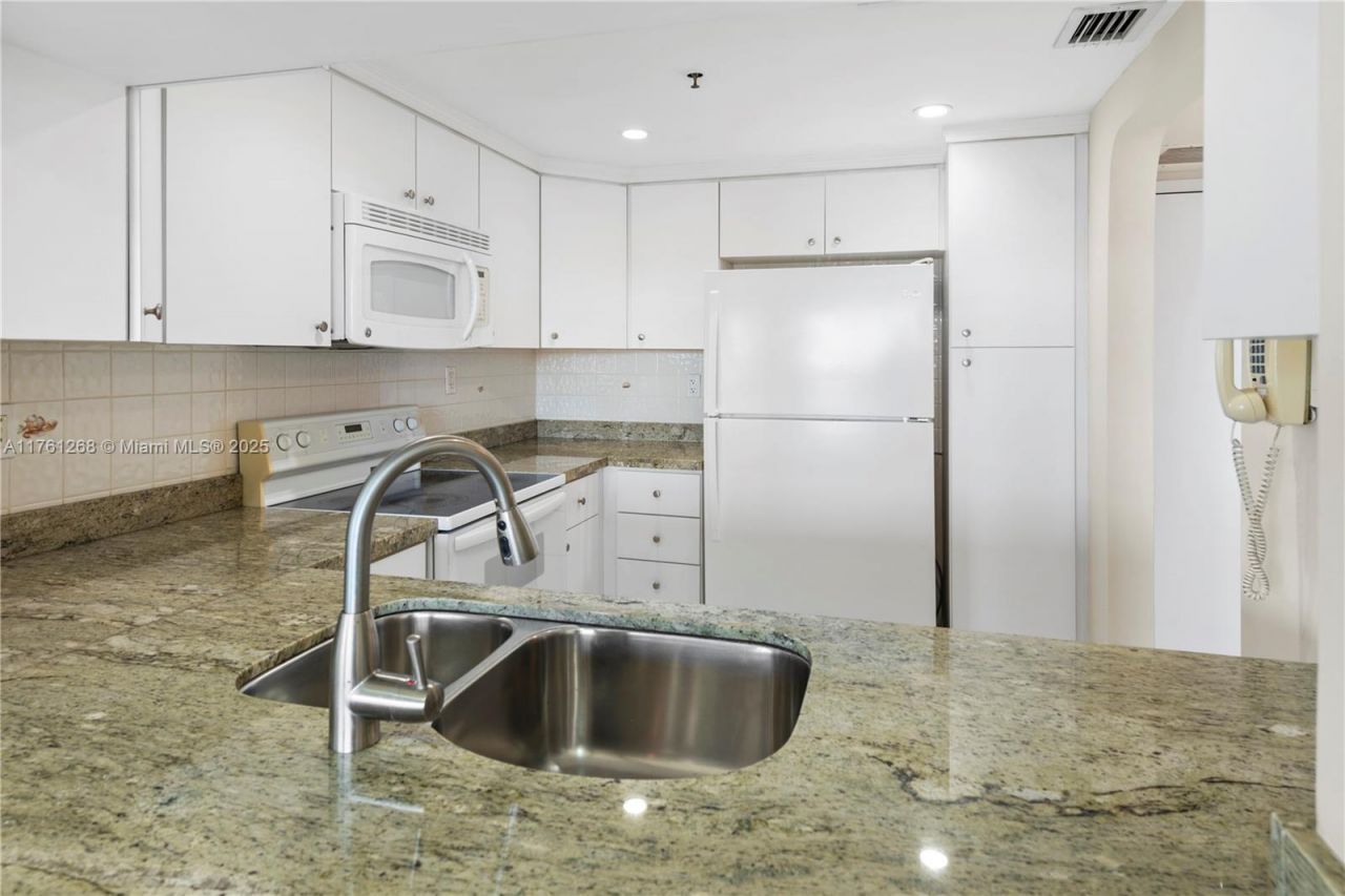 2555 Collins Ave, Unit 2104, Miami Beach, FL 33140 Photo