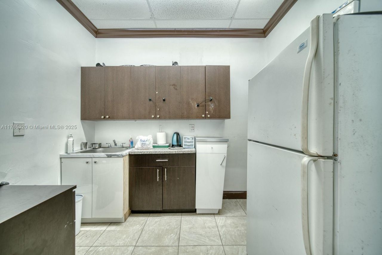 Beauty Salon For Sale On 8th St, Miami, FL 33184 Photo