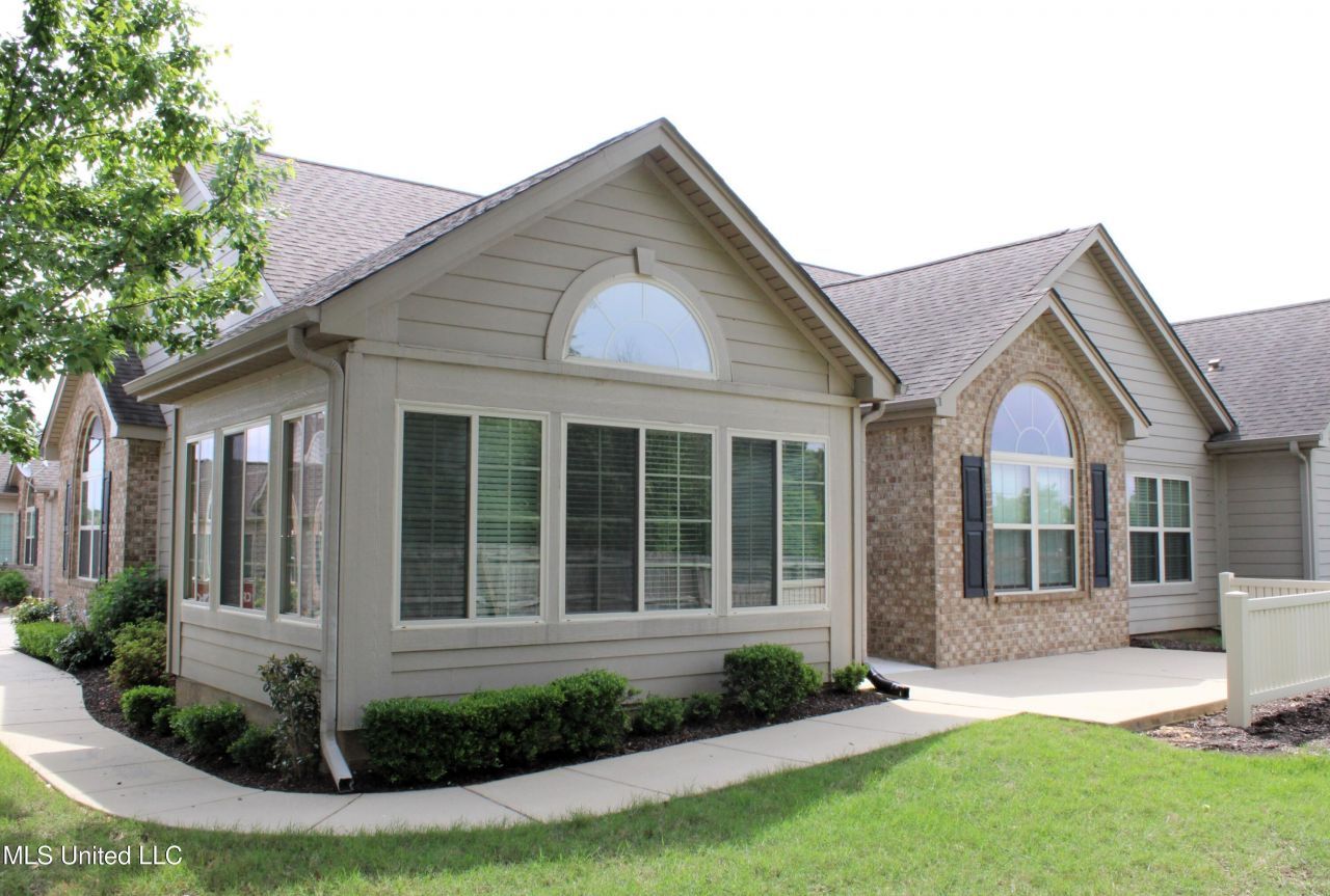 8649 Parkview Oaks Circle Olive Branch, MS 38654