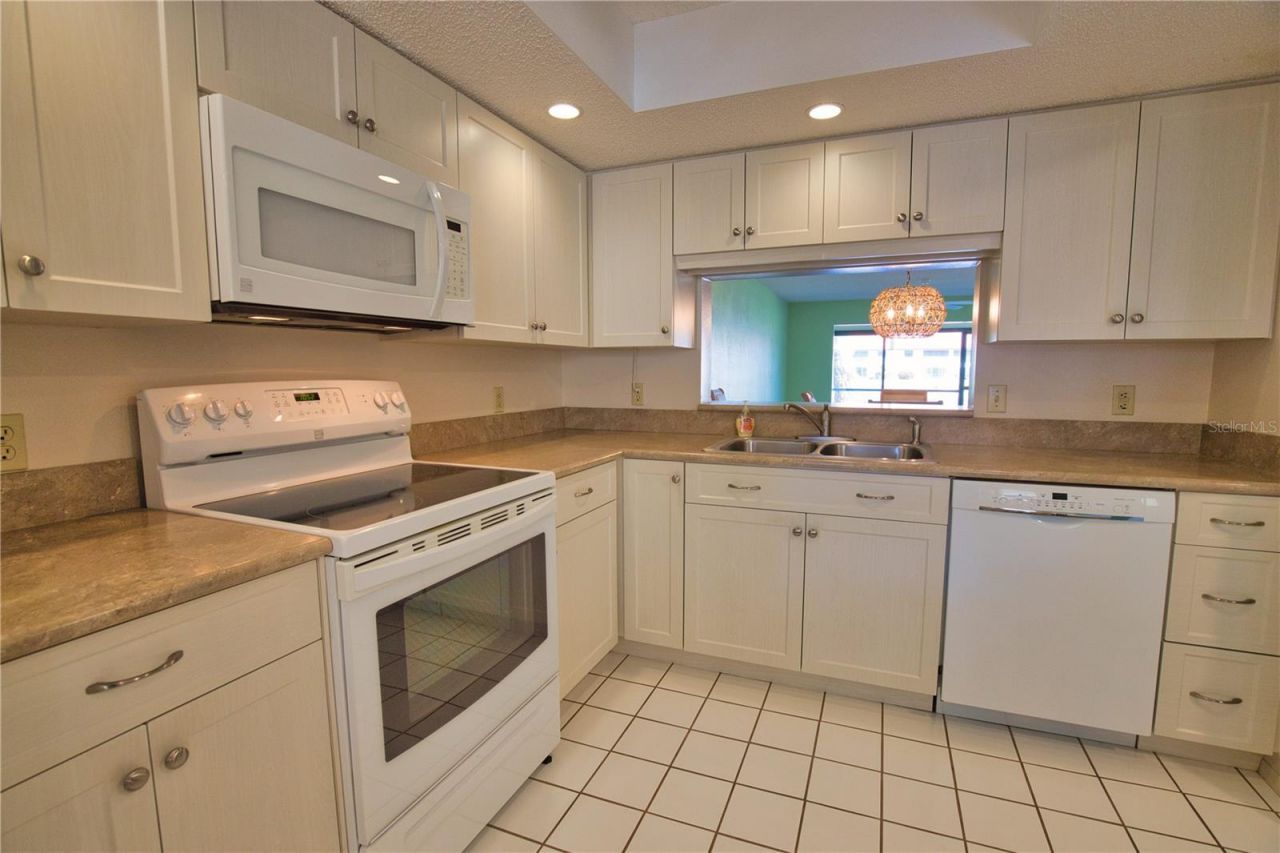 405 Pine Hollow Circle, Unit 405, Englewood, FL 34223 Photo