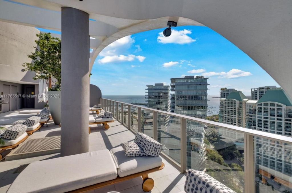 2678 Tigertail, Unit 1009, Miami, FL 33133 Photo