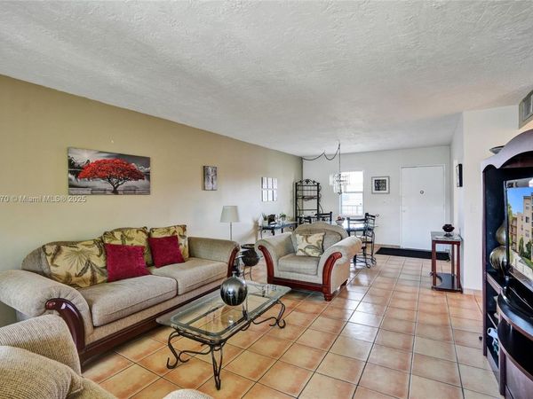 2811 Somerset Dr, Unit 405, Lauderdale Lakes, FL 33311