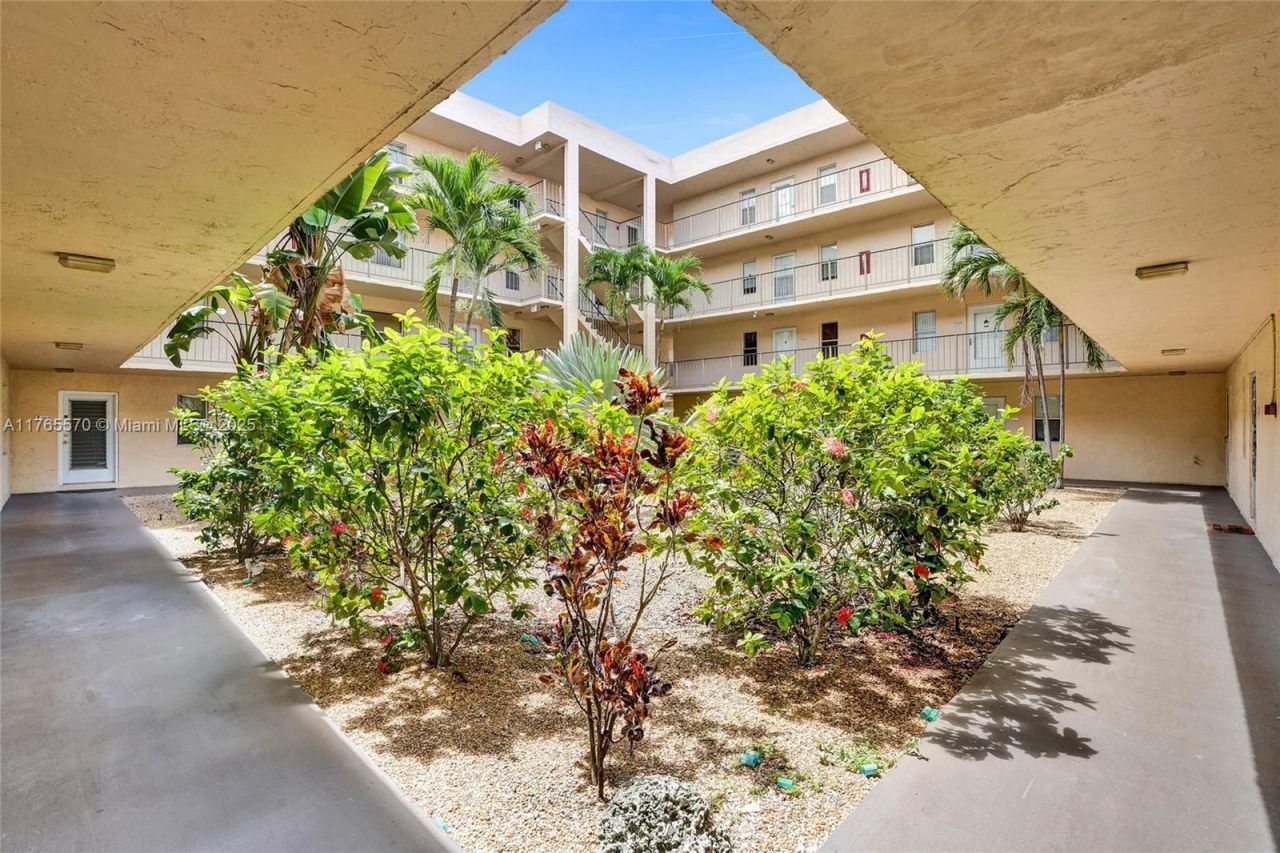 2811 Somerset Dr, Unit 405, Lauderdale Lakes, FL 33311 Photo