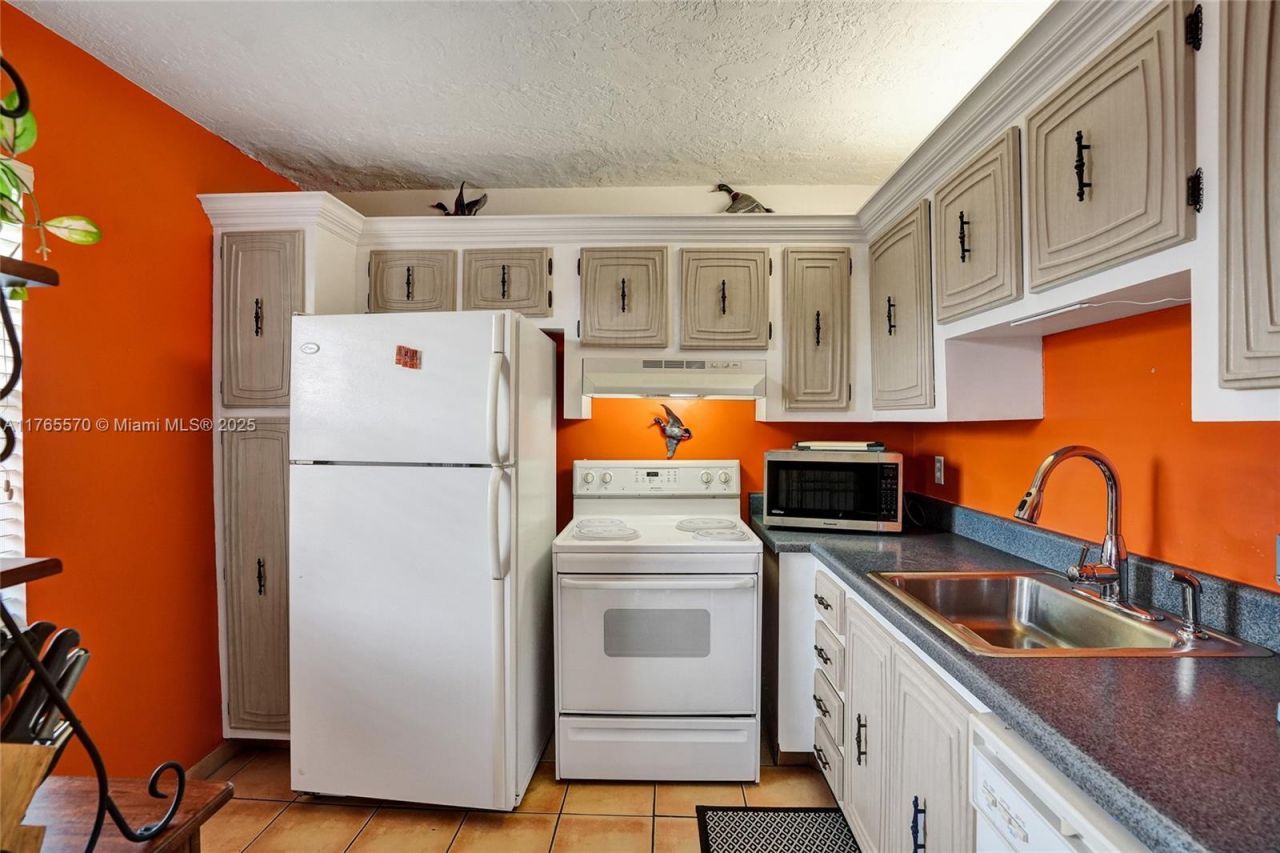 2811 Somerset Dr, Unit 405, Lauderdale Lakes, FL 33311 Photo