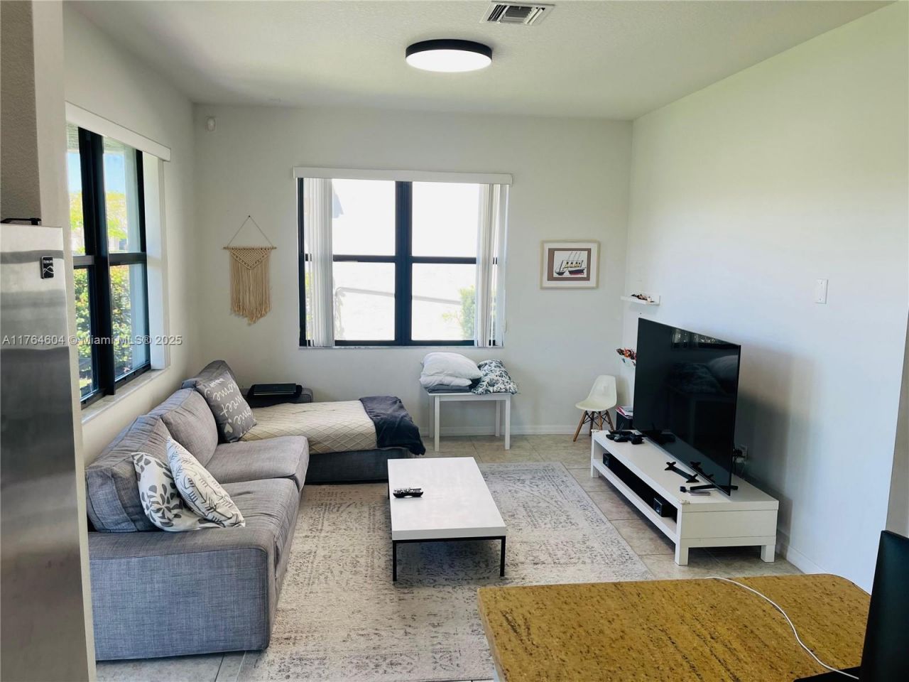 616 NE 193rd St, Miami, FL 33179 Photo