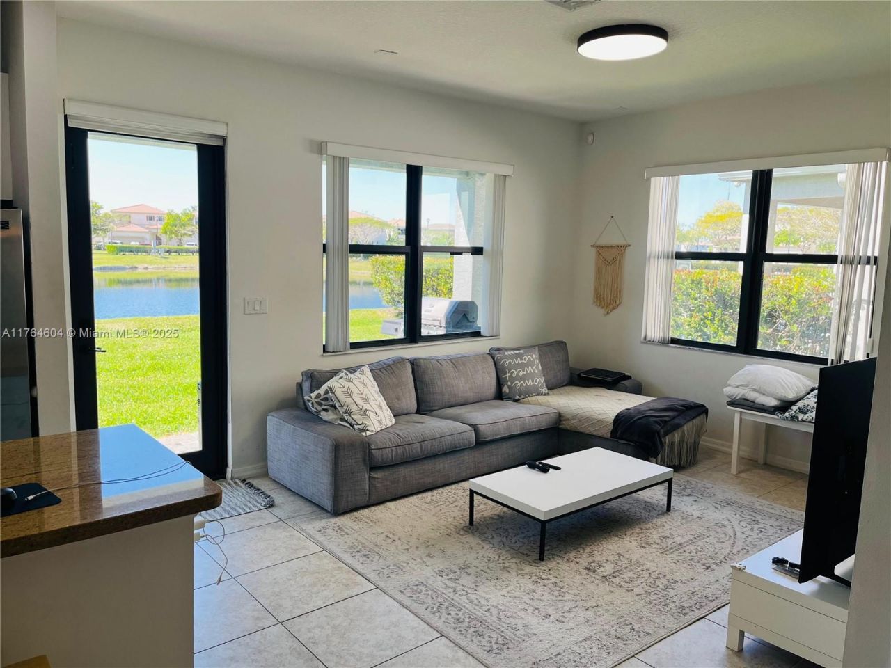 616 NE 193rd St, Miami, FL 33179 Photo