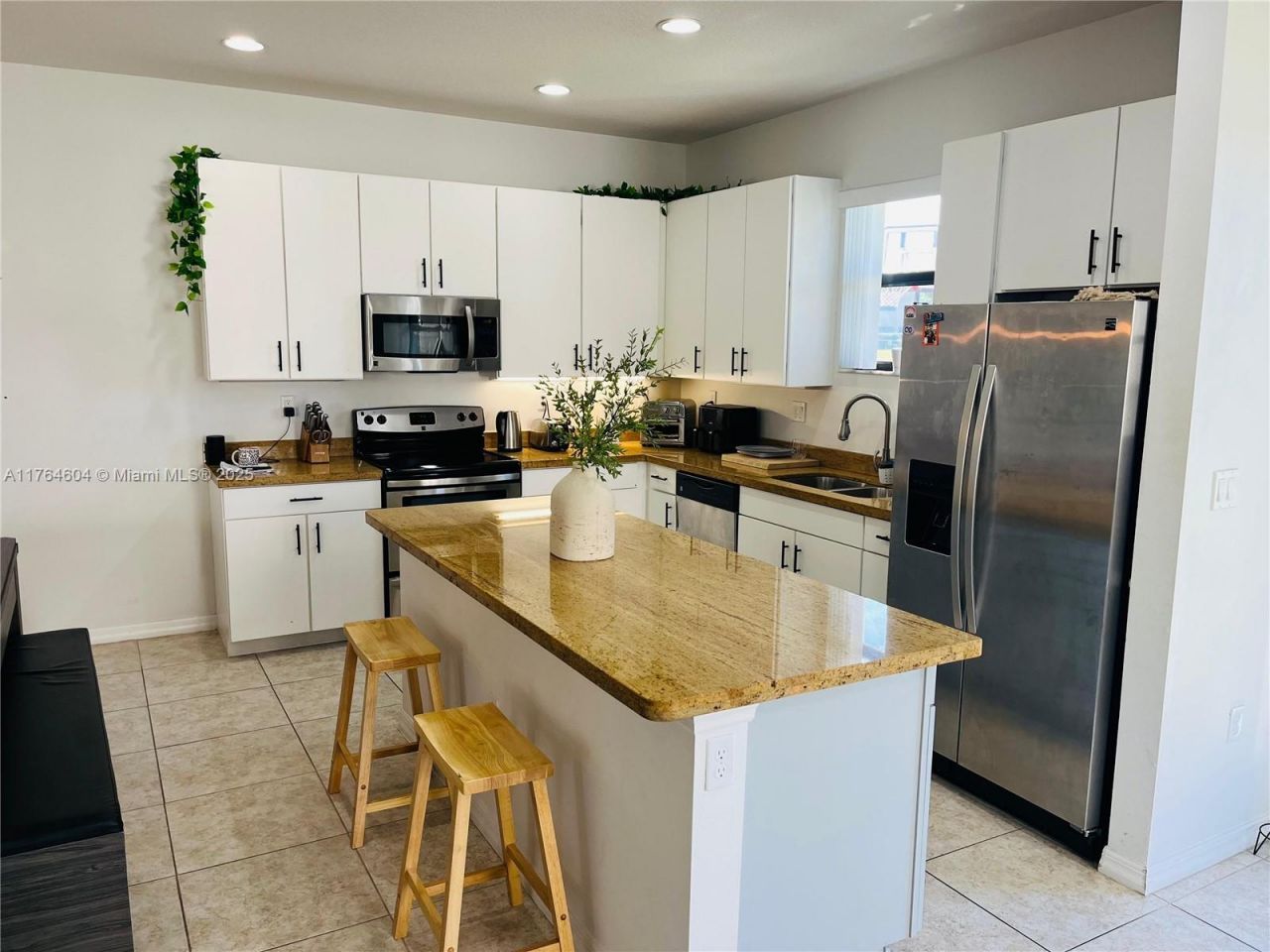 616 NE 193rd St, Miami, FL 33179 Photo