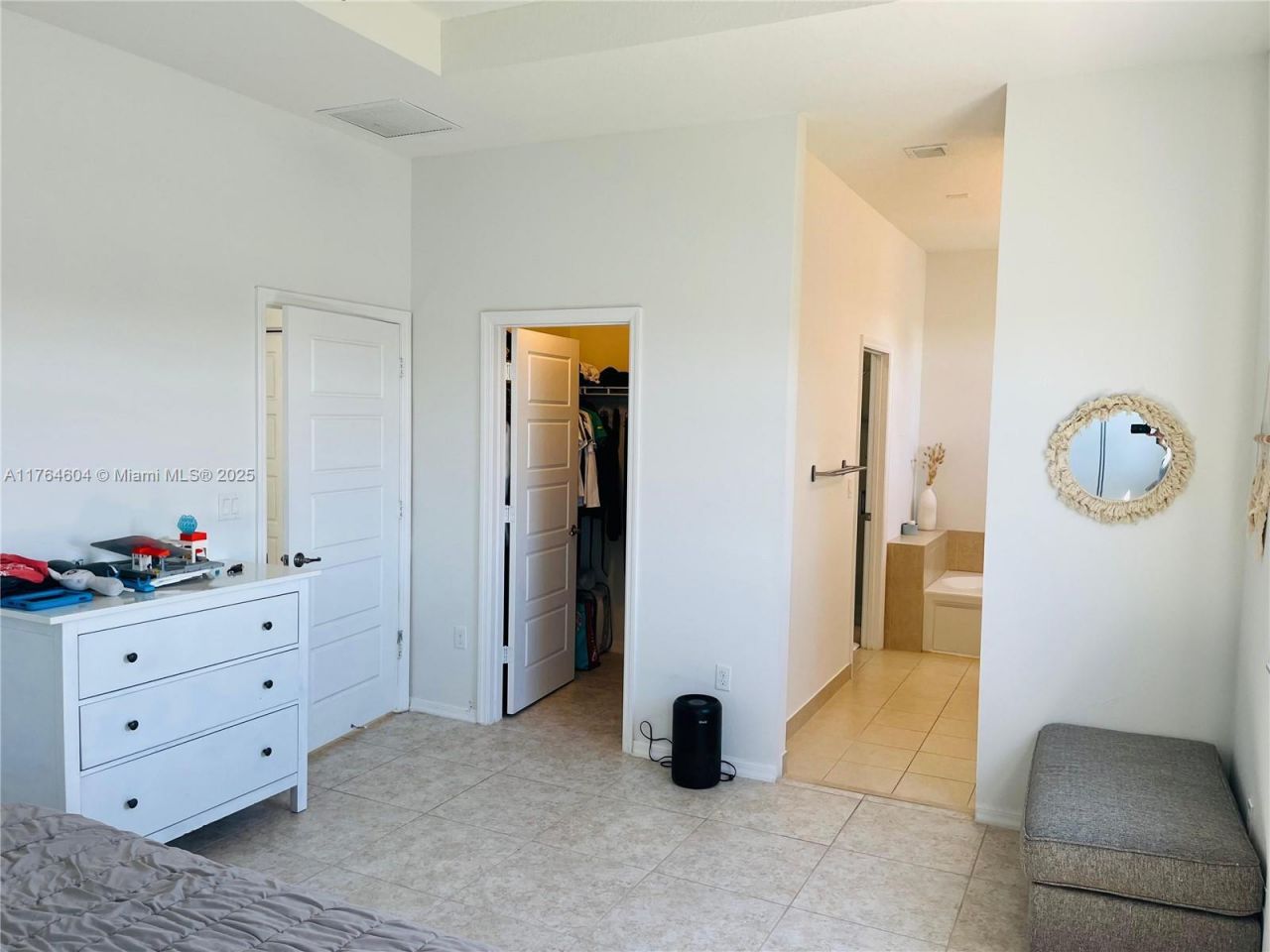 616 NE 193rd St, Miami, FL 33179 Photo