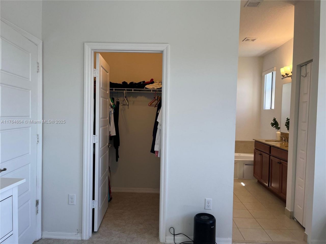 616 NE 193rd St, Miami, FL 33179 Photo