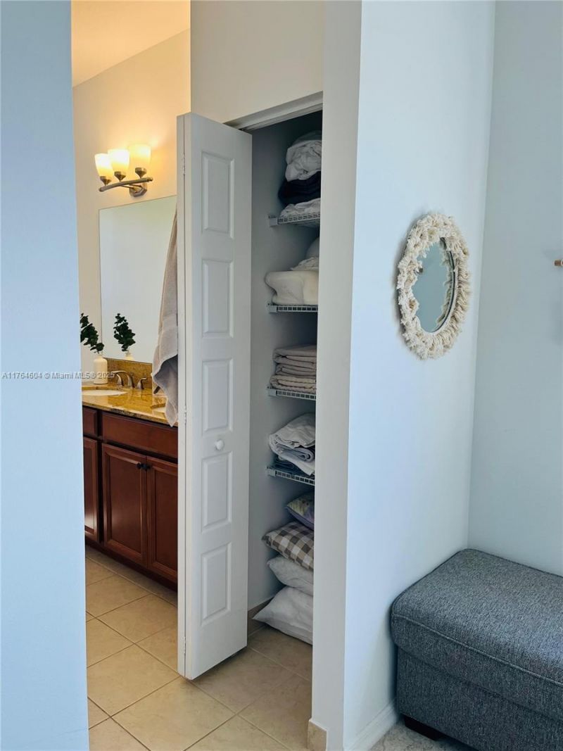 616 NE 193rd St, Miami, FL 33179 Photo