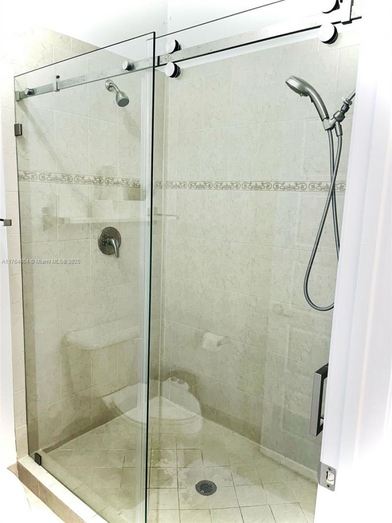 616 NE 193rd St, Miami, FL 33179 Photo