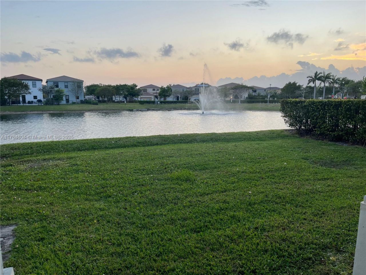 616 NE 193rd St, Miami, FL 33179 Photo