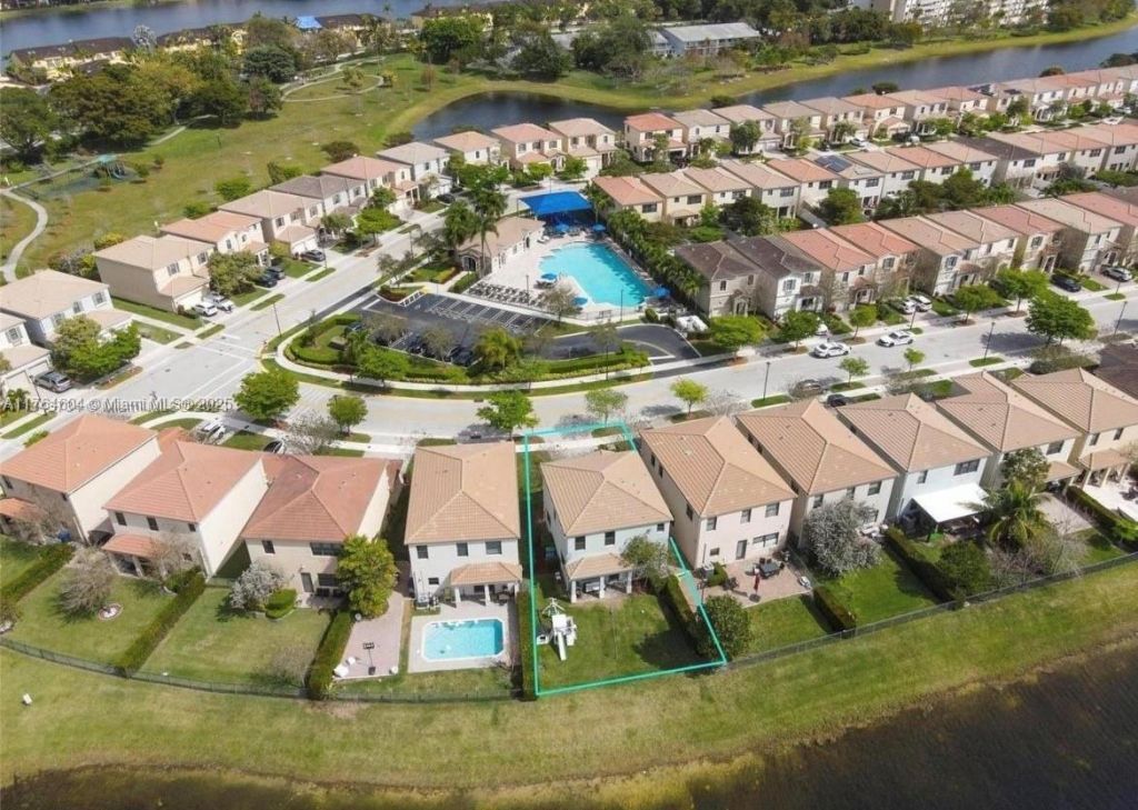 616 NE 193rd St, Miami, FL 33179 Photo