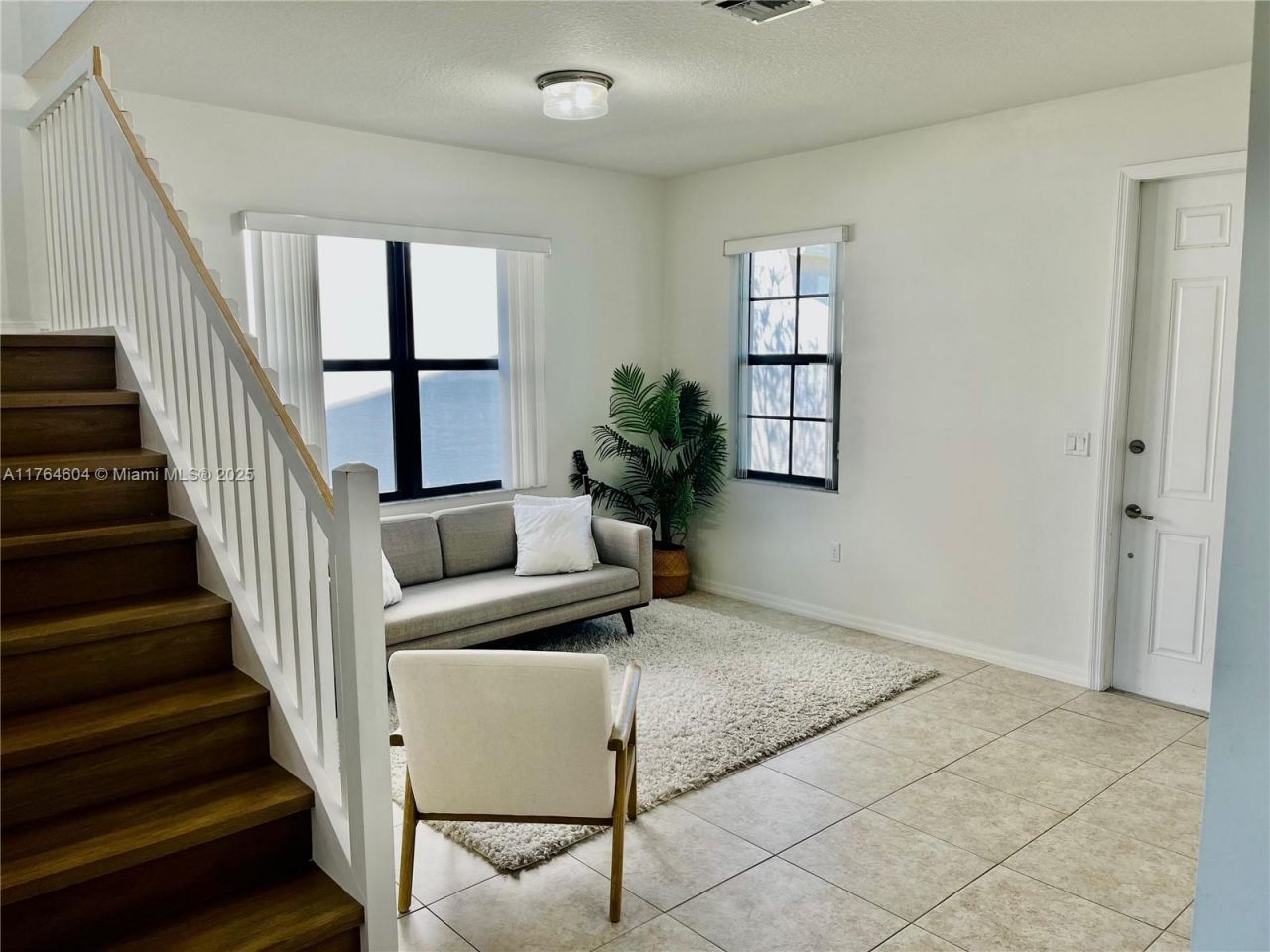 616 NE 193rd St, Miami, FL 33179 Photo