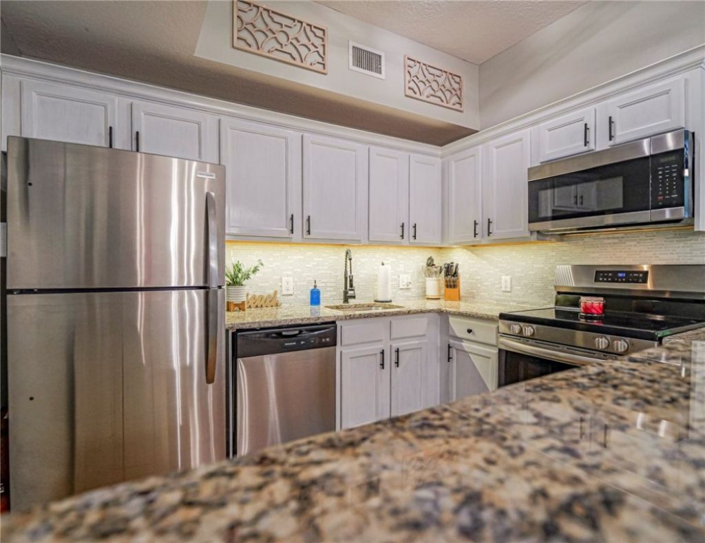 536 7th Square, Unit 103, Vero Beach, FL 32962 Photo