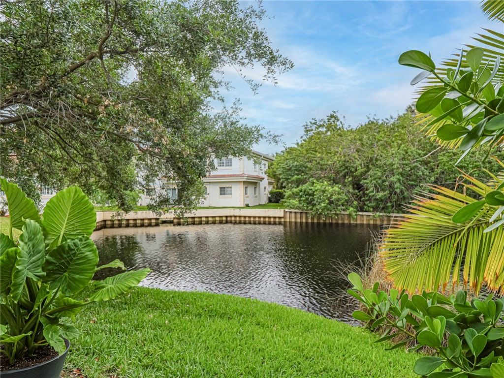 536 7th Square, Unit 103, Vero Beach, FL 32962 Photo