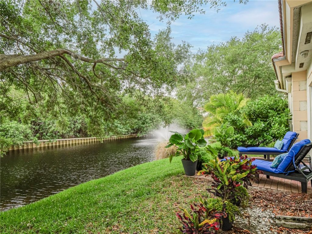 536 7th Square, Unit 103, Vero Beach, FL 32962 Photo