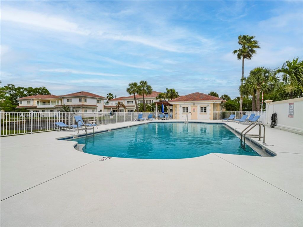 536 7th Square, Unit 103, Vero Beach, FL 32962 Photo