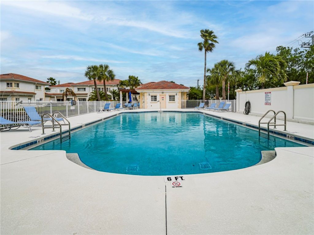 536 7th Square, Unit 103, Vero Beach, FL 32962 Photo