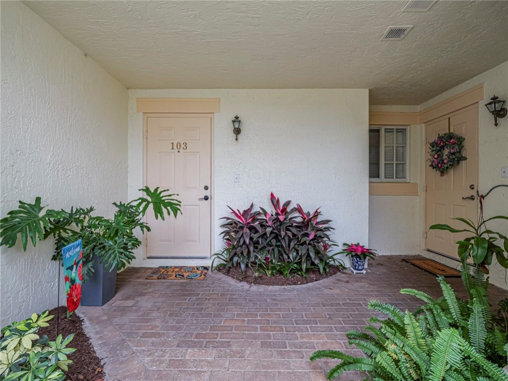 536 7th Square, Unit 103, Vero Beach, FL 32962 Photo