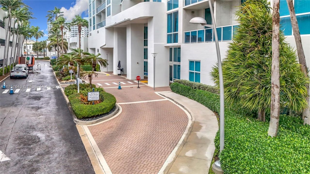 1945 S Ocean Dr, Unit 605, Hallandale Beach, FL 33009 Photo