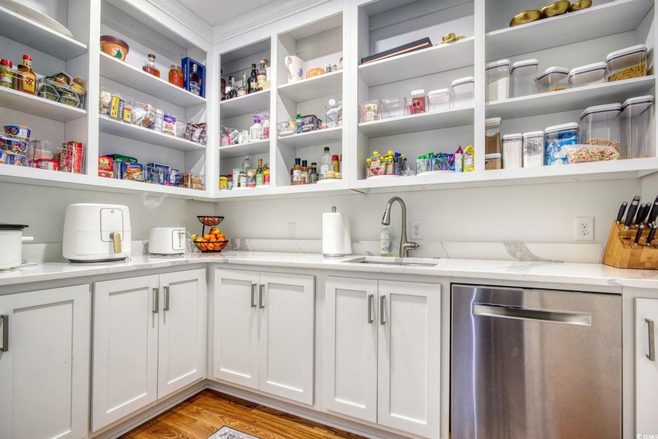 2425 South Bay St. Photo 10