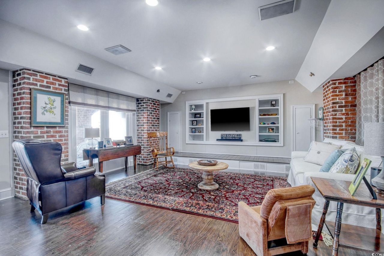 2425 South Bay St. Photo 24