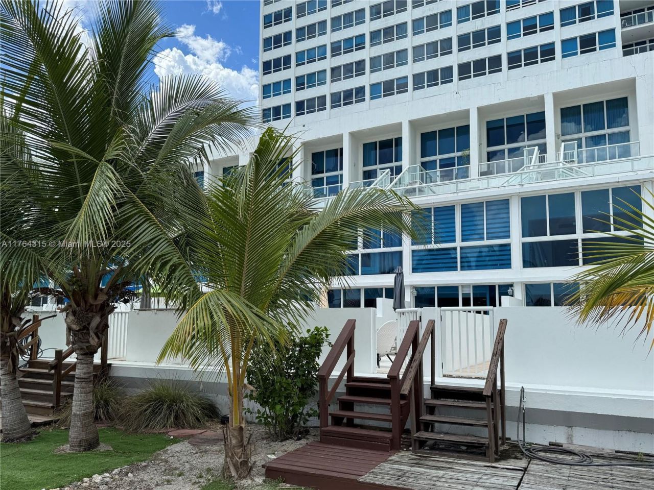 5445 Collins Ave, Unit TH-11, Miami Beach, FL 33140 Photo