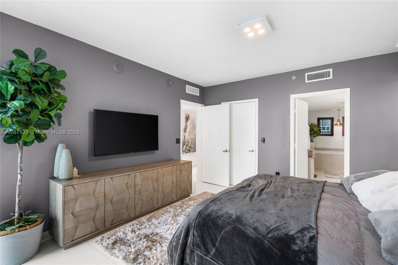 495 Brickell Ave, Unit 1702, Miami, FL 33131 Photo