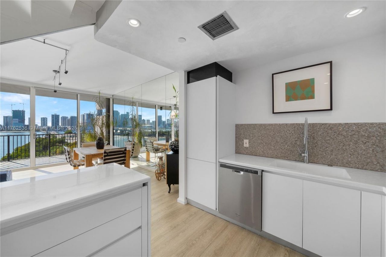 1000 Venetian Way, Unit 810, Miami, FL 33139 Photo