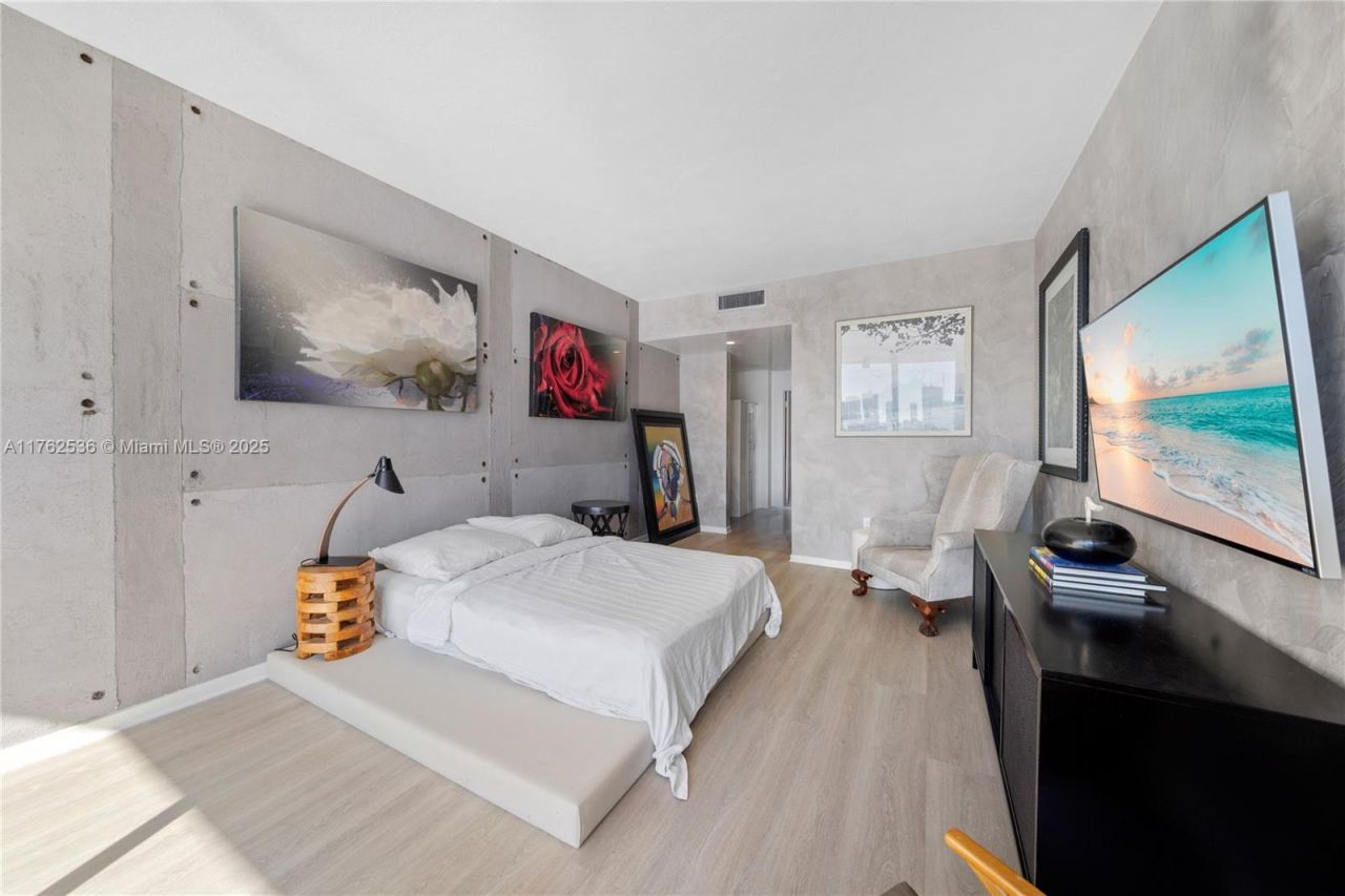 1000 Venetian Way, Unit 810, Miami, FL 33139 Photo