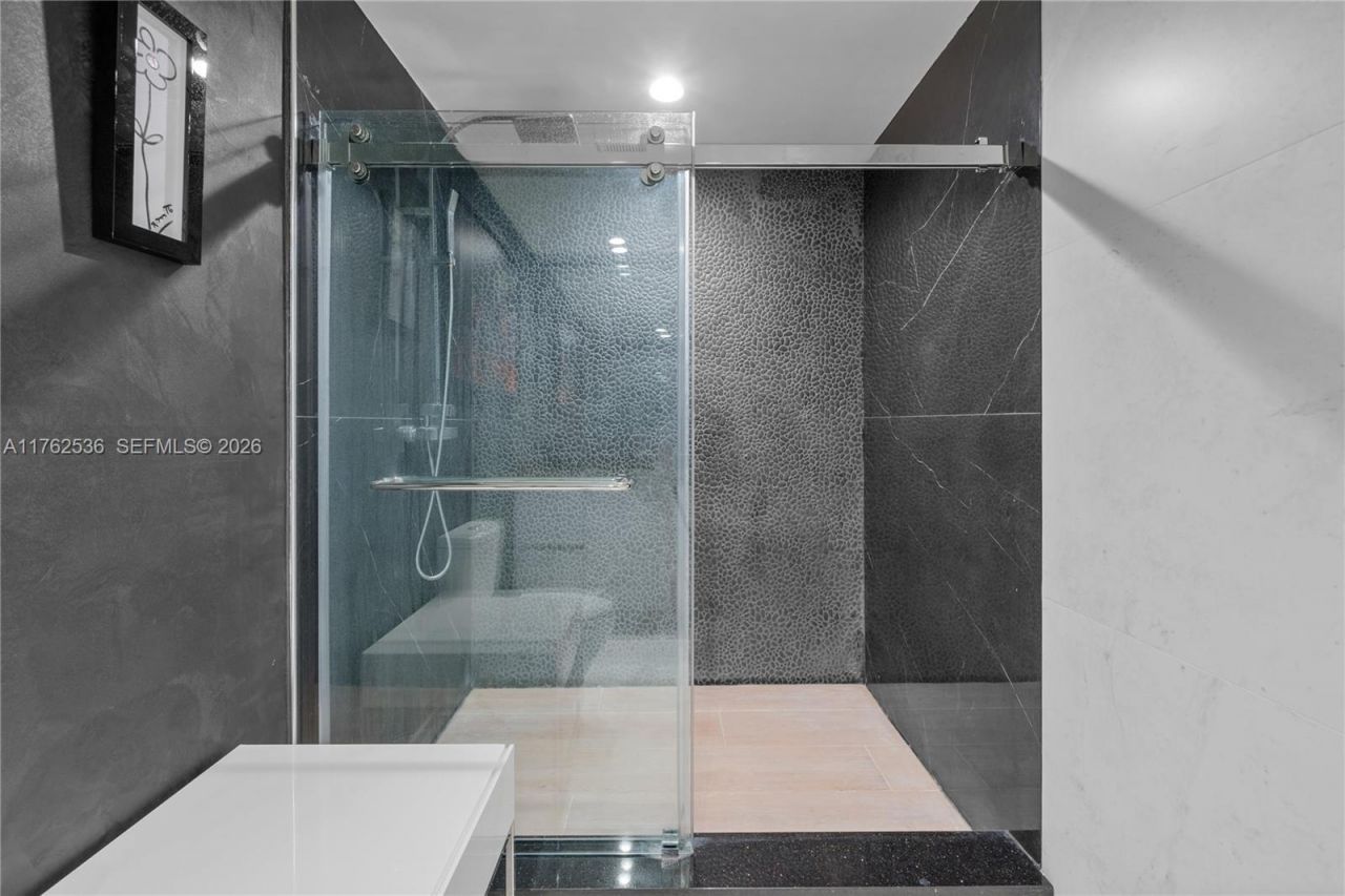 1000 Venetian Way, Unit 810, Miami, FL 33139 Photo