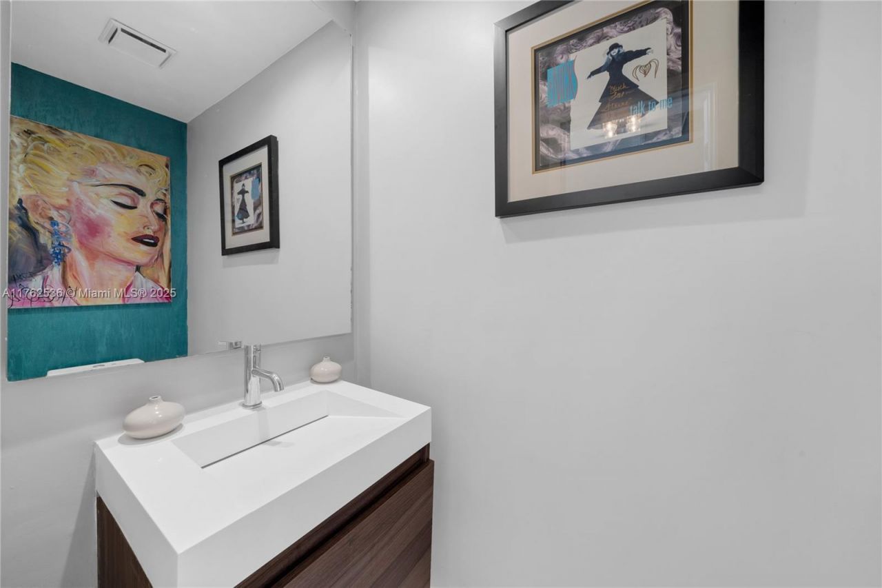 1000 Venetian Way, Unit 810, Miami, FL 33139 Photo