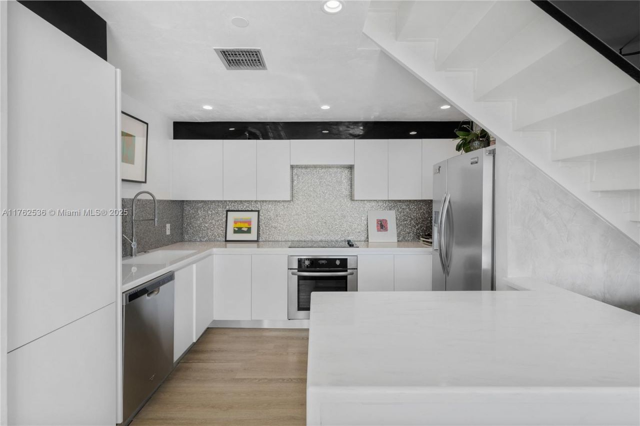 1000 Venetian Way, Unit 810, Miami, FL 33139 Photo