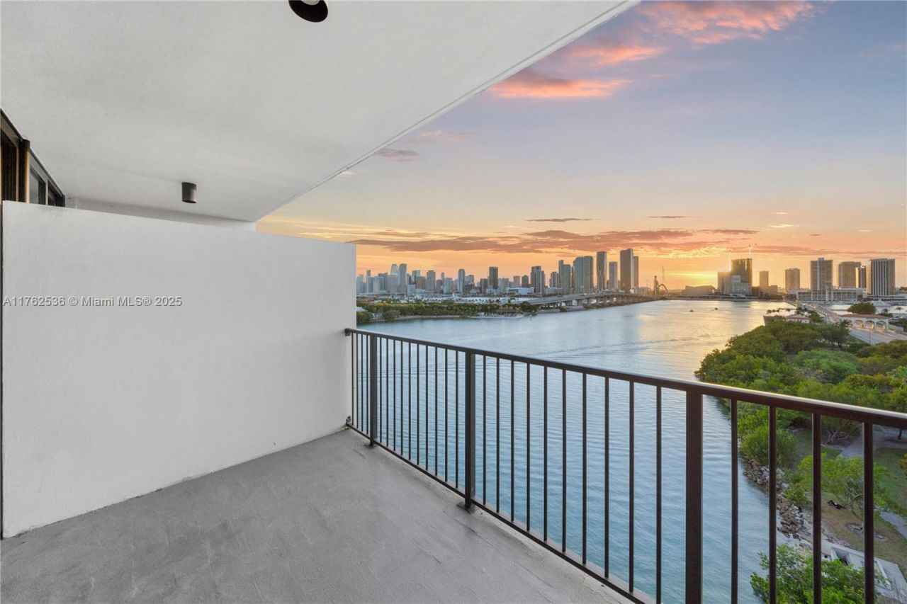 1000 Venetian Way, Unit 810, Miami, FL 33139 Photo