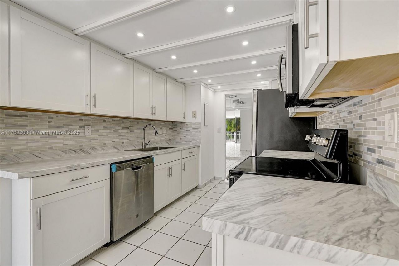 4000 Towerside Ter, Unit 302, Miami, FL 33138 Photo