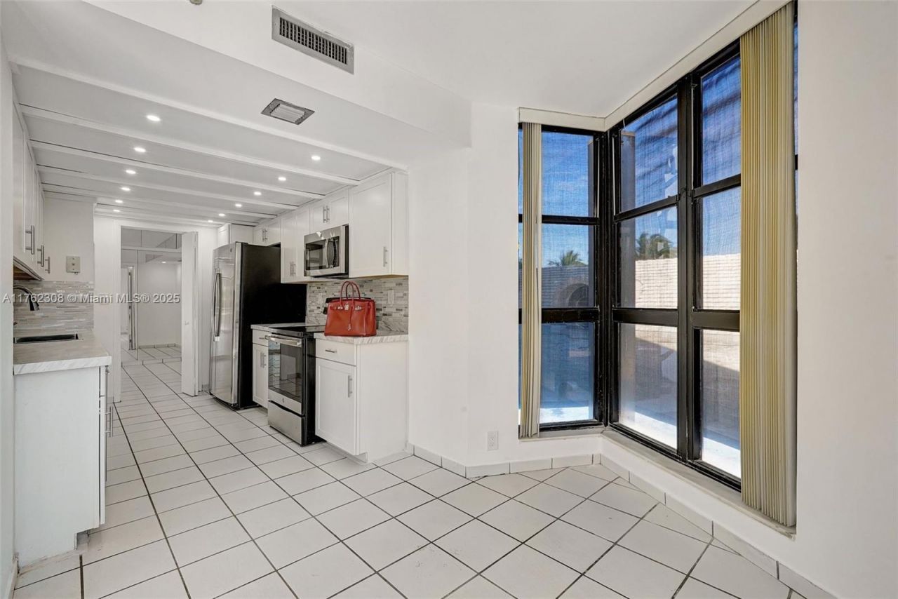 4000 Towerside Ter, Unit 302, Miami, FL 33138 Photo