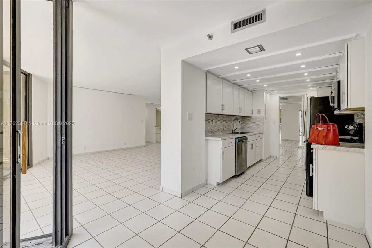 4000 Towerside Ter, Unit 302, Miami, FL 33138 Photo