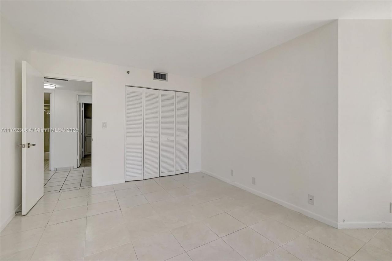 4000 Towerside Ter, Unit 302, Miami, FL 33138 Photo