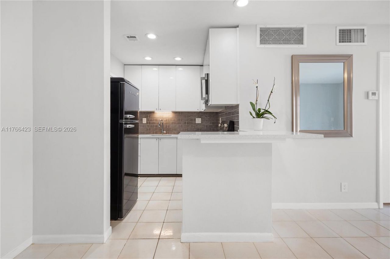 3040 NE 16th Ave, Unit 104, Oakland Park, FL 33334 Photo