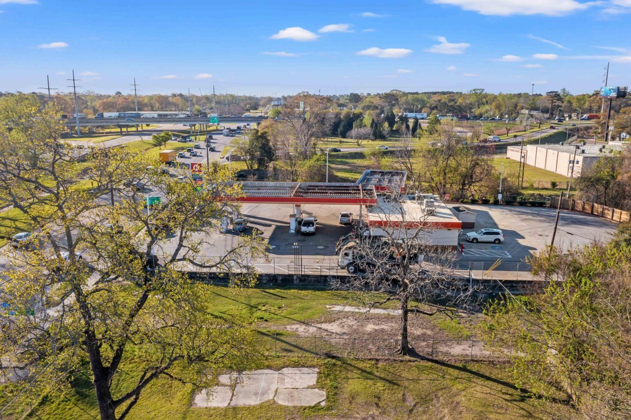 5259 Rivers Avenue Photo 4