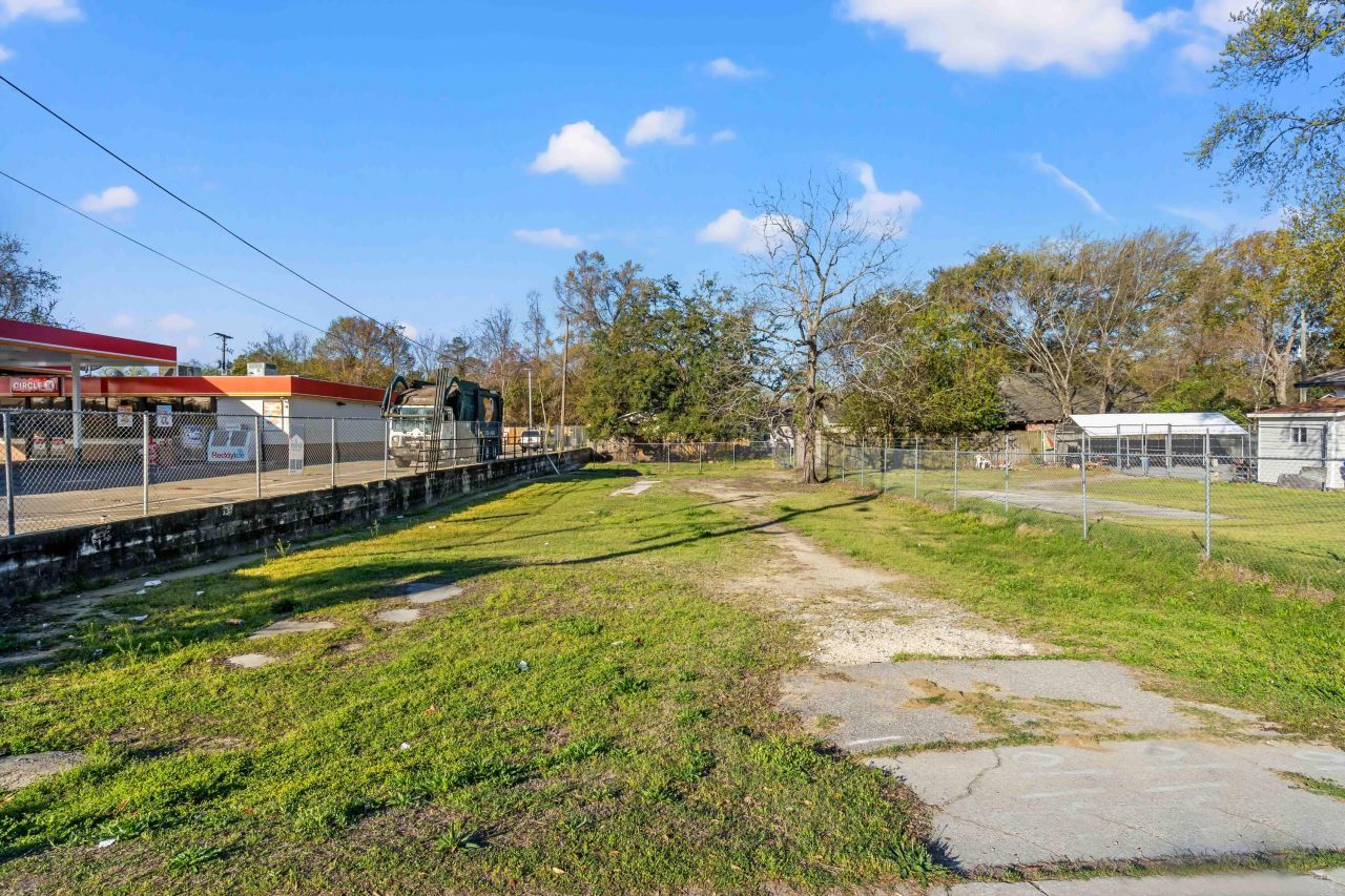 5259 Rivers Avenue Photo 6