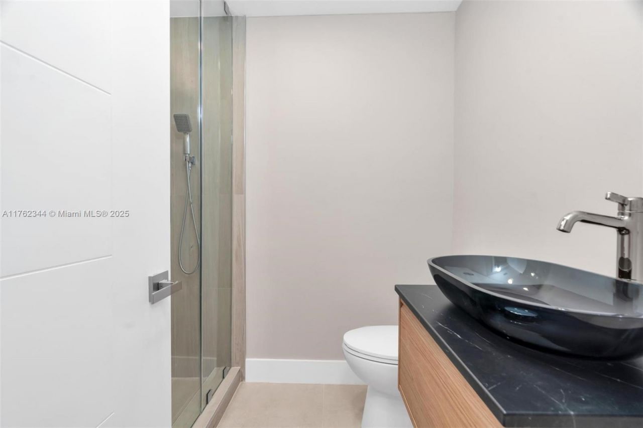 5255 Collins Ave, Unit 9B, Miami Beach, FL 33140 Photo