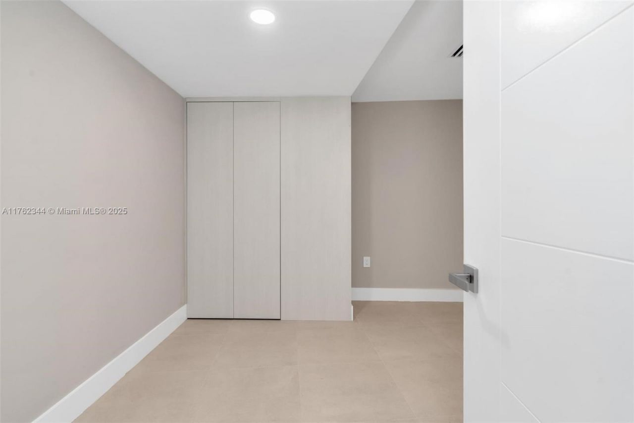 5255 Collins Ave, Unit 9B, Miami Beach, FL 33140 Photo